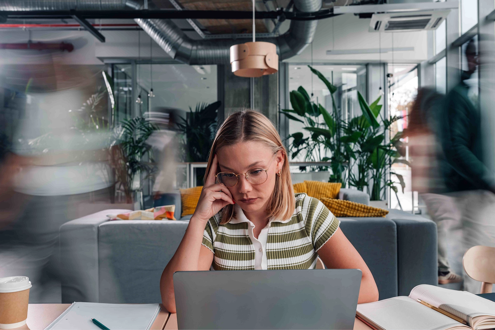 Collaboratrice préoccupée face à son ordinateur professionnel illustrant les risques psychosociaux en entreprise
