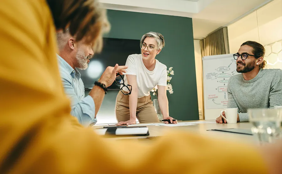 Femme manager animant une réunion d'équipe et incarnant le leadership en entreprise