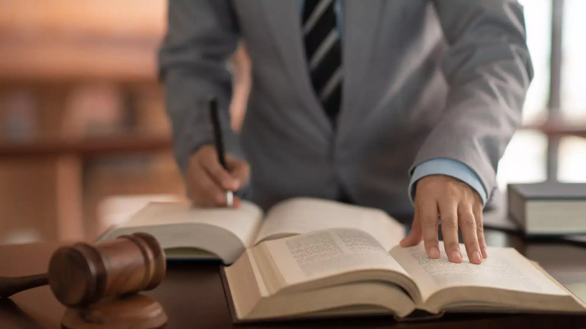 Expert en droit du travail consultant un ouvrage juridique - formation droit social pour DRH et dirigeants