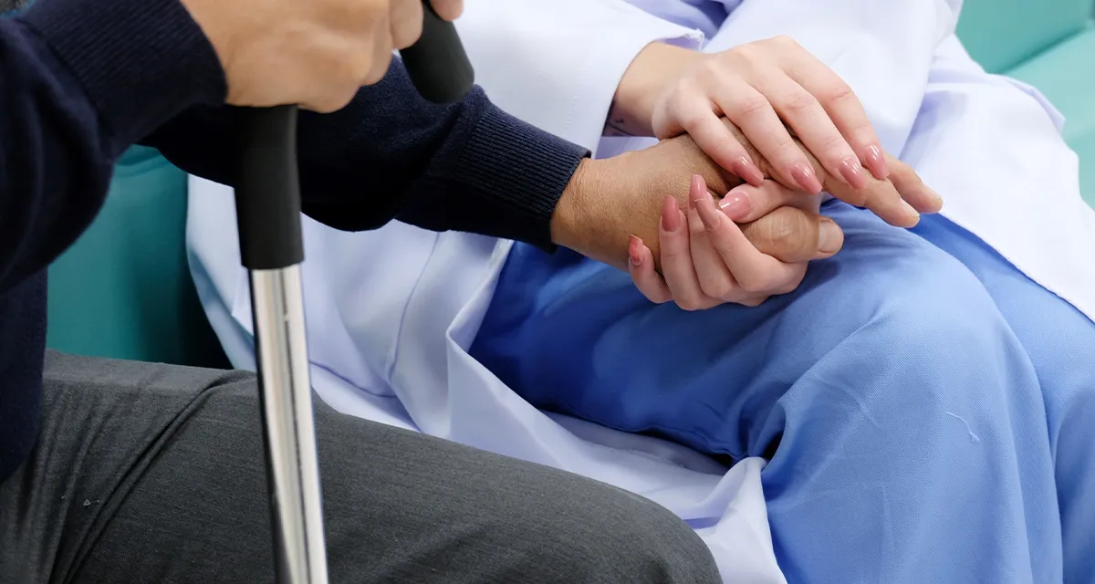 Accompagnement bienveillant d'une personne âgée par un professionnel médico-social