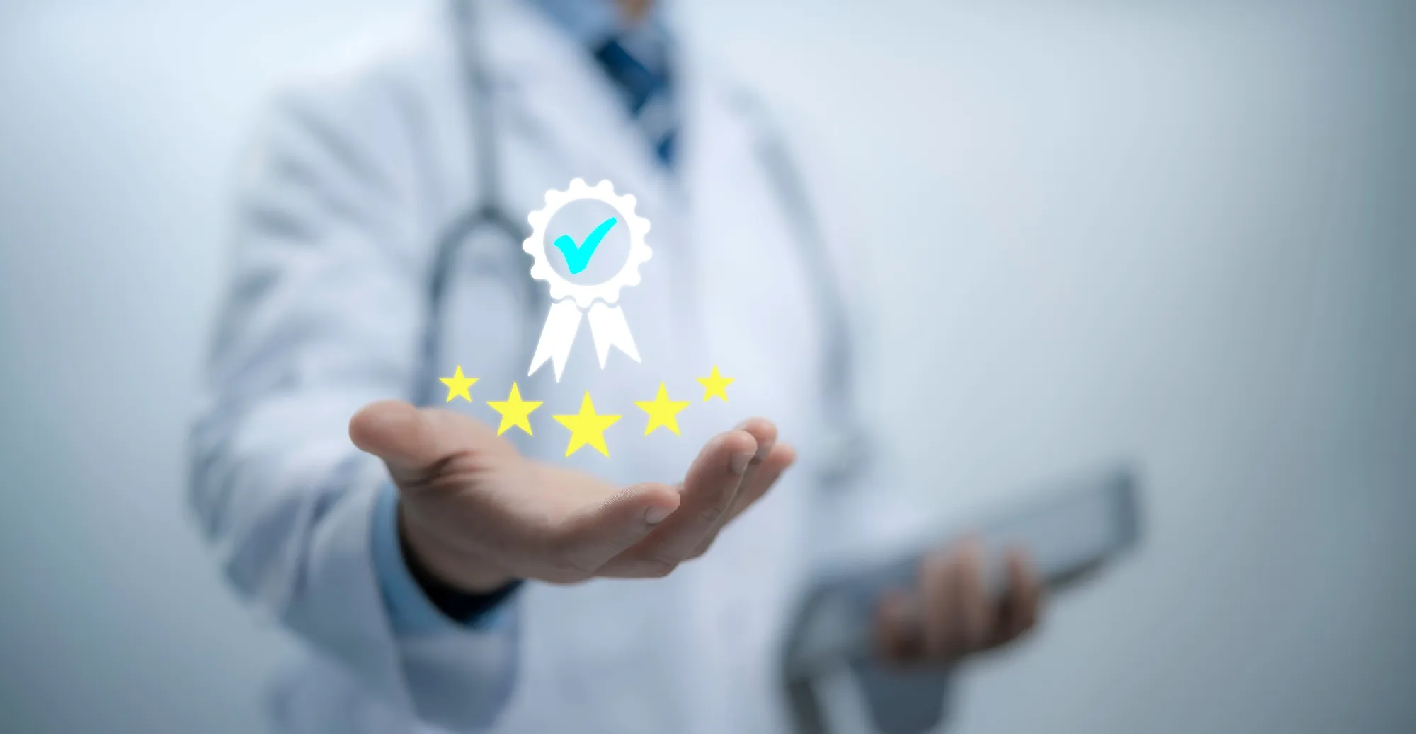 Professionnel de santé tenant un badge qualité 5 étoiles – certification ESSMS – Centre de formation UDD