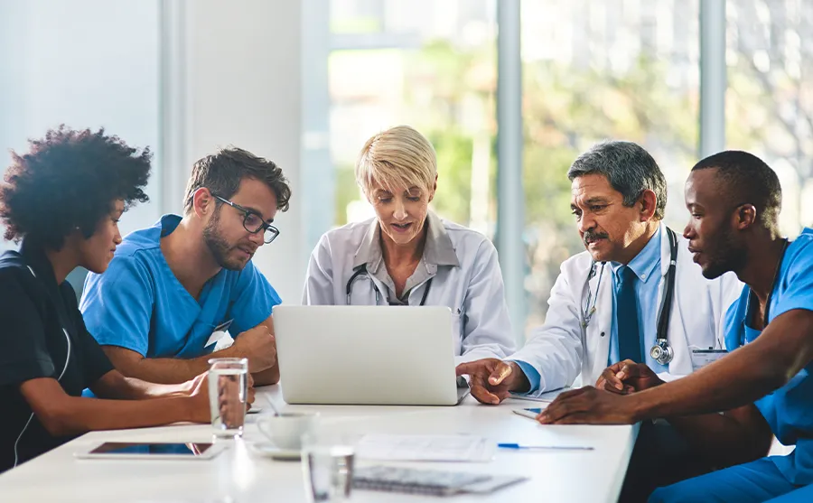 Équipe de professionnels du secteur médico-social en formation
