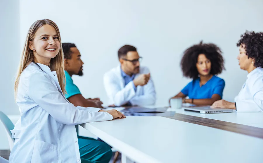 Équipe pluridisciplinaire d'un ESSMS en session de formation