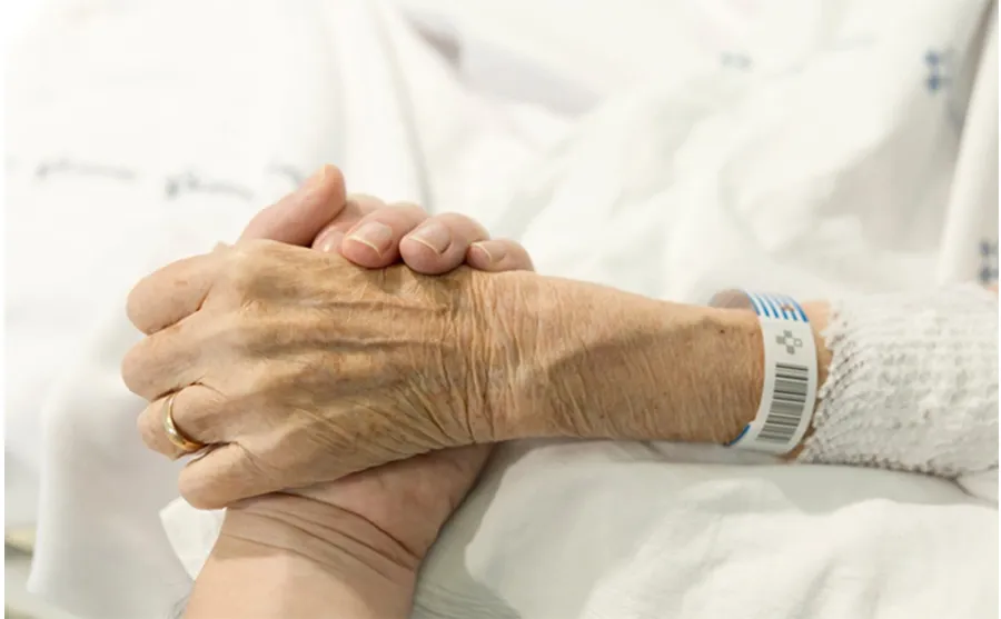Soignante accompagnant une personne âgée en fin de vie