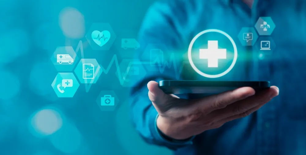 Main tenant un smartphone entouré d'icônes de santé connectée et IA